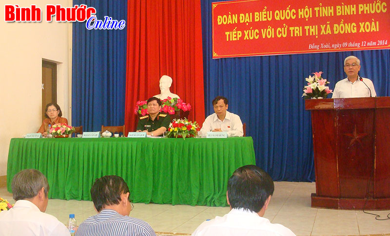 Đại biểu Quốc hội tiếp x&uacute;c cử tri Đồng Xo&agrave;i