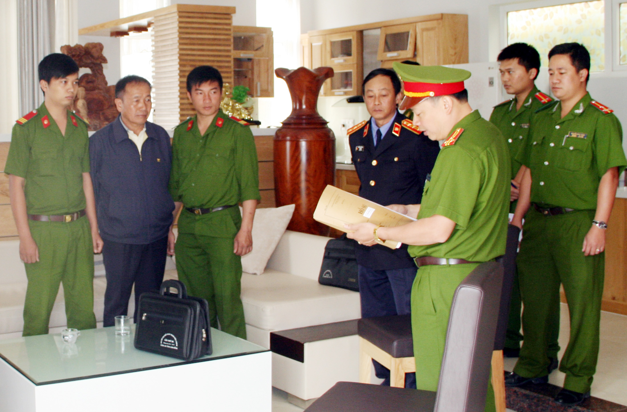 Bắt giam Giám đ&ocirc;́c C&ocirc;ng ty X&ocirc;̉ s&ocirc;́ ki&ecirc;́n thi&ecirc;́t L&acirc;m Đ&ocirc;̀ng