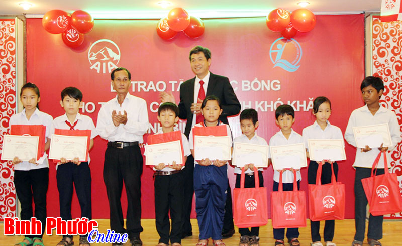 AIA trao học bổng cho trẻ em nghèo