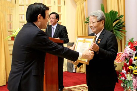 Trao Huy hiệu 55 năm tuổi Đảng cho nguy&ecirc;n Chủ tịch nước Trần Đức Lương