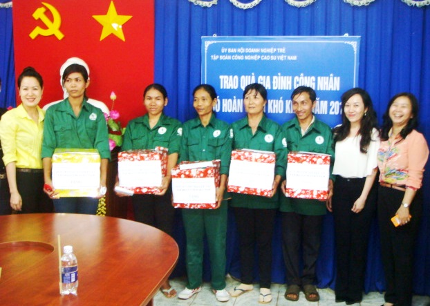 Ủy ban Hội doanh nghiệp trẻ Tập đoàn Công nghiệp Cao su: Tặng 5 phần quà cho công nhân cao su bình long