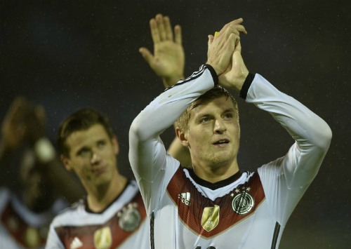 Kroos nổ súng phút cuối, Đức hạ Tây Ban Nha