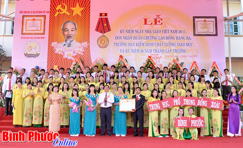 Trường THPT Đồng Xoài đón nhận Huân chương Lao động hạng Ba