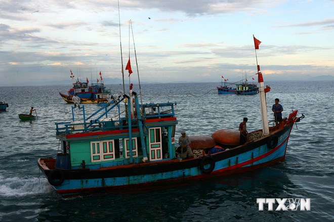 Tàu cá Nghệ An với 10 ngư dân va vào đá ngầm, chìm xuống biển