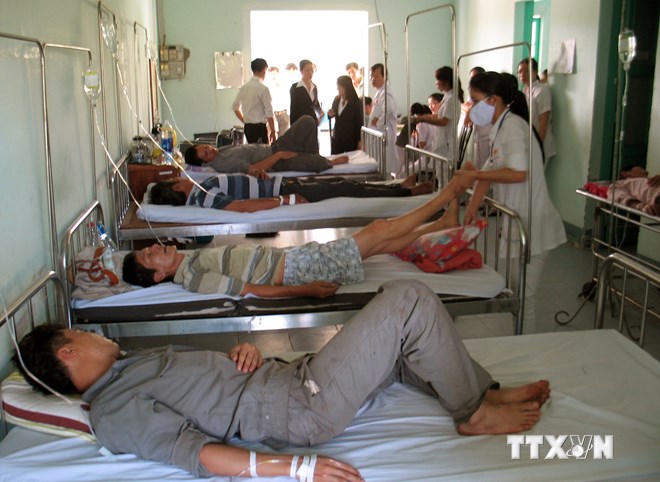 Ăn tối tại công ty, hơn 100 công nhân may nhập viện do ngộ độc