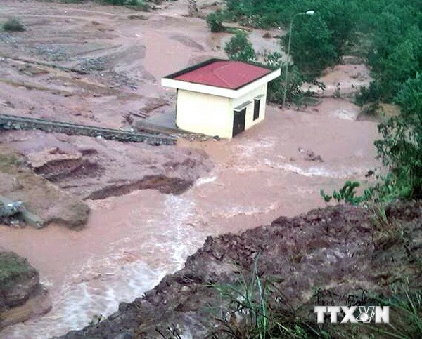 Vỡ đập thủy lợi Đầm Hà Động, di dời khẩn hơn 100 hộ dân