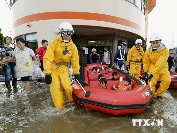 Bão Vongfong cực mạnh đổ bộ vào Nhật Bản, 20 người bị thương