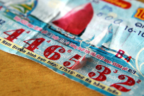 Lừa đảo bằng v&eacute; số giả