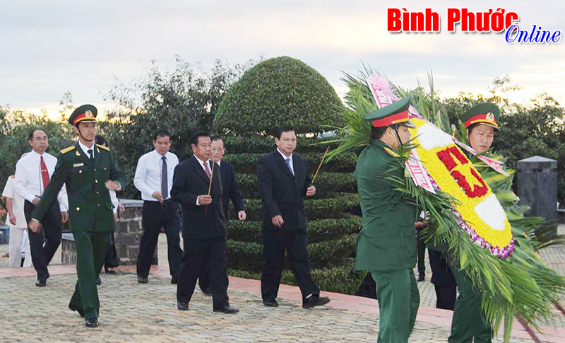 Viếng nghĩa trang liệt sĩ nh&acirc;n dịp 22-12