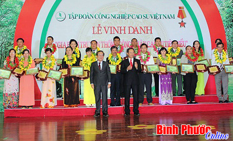 Vinh danh 117 gia đ&igrave;nh c&ocirc;ng nh&acirc;n cao su ti&ecirc;u biểu