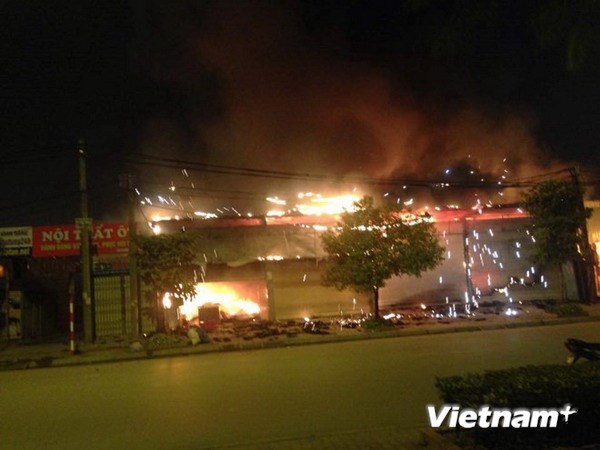 Hỏa hoạn thi&ecirc;u rụi xưởng cơ kh&iacute; trong khu d&acirc;n cư