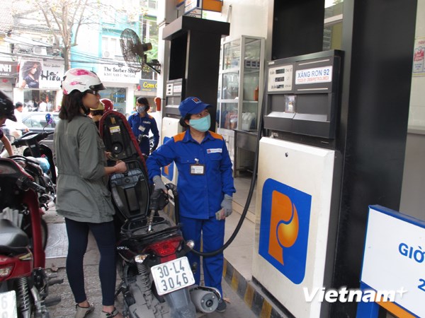 Giá xăng RON 92 giảm gần 1.000 đồng mỗi lít từ trưa ngày 7-11