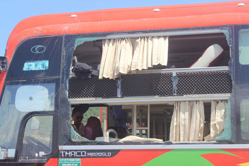 G&oacute;i h&agrave;ng ph&aacute;t nổ tr&ecirc;n xe kh&aacute;ch, 3 người bị thương nặng