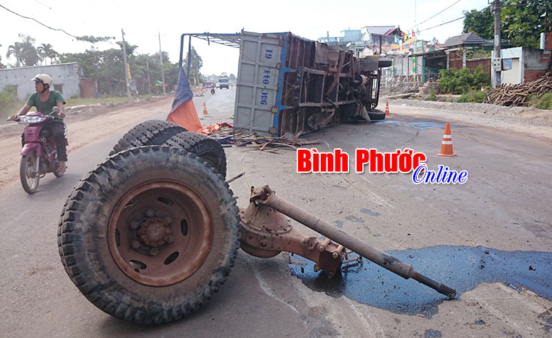 Xe tải bị lật văng 4 bánh xe