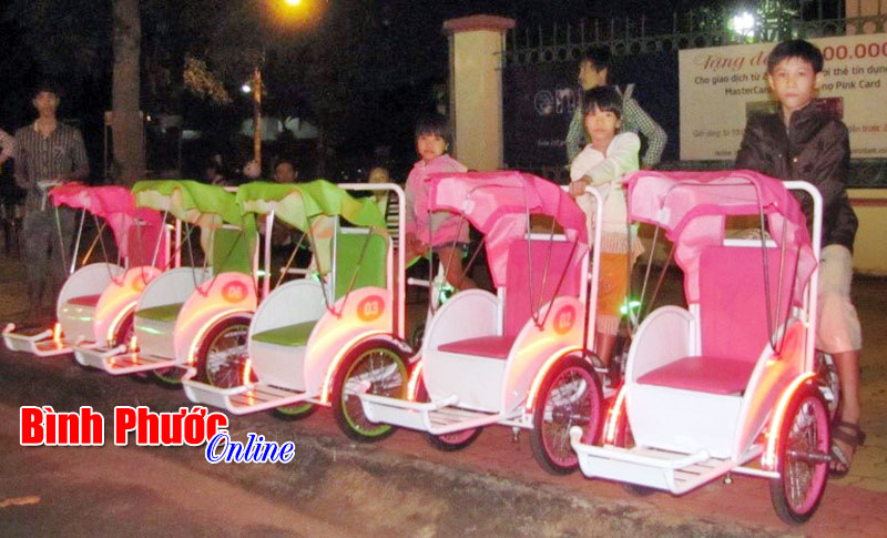 Xích lô mini - sân chơi mới của trẻ em thị xã Đồng Xoài