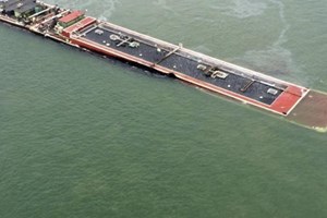 Sà lan chở dầu bị đâm chìm ở Texas gây ô nhiễm nặng