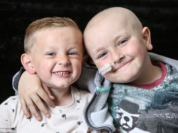 Bệnh nhi ung thư 7 tuổi được em trai 3 tuổi hiến tủy