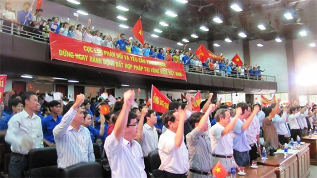 Cần thể hiện l&ograve;ng y&ecirc;u nước đ&uacute;ng c&aacute;ch