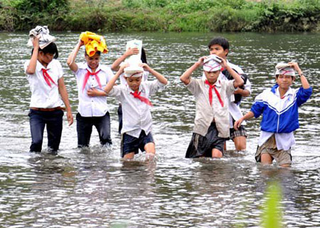 Đảm bảo an toàn cho học sinh đến trường trong mùa mưa lũ