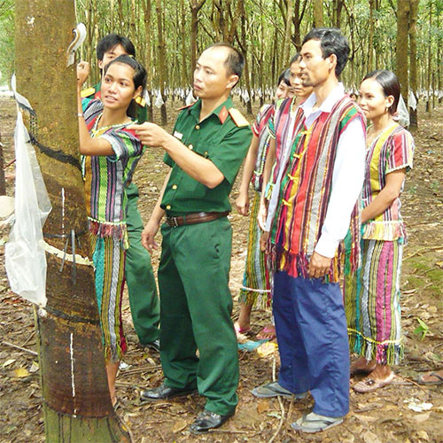 Gi&uacute;p d&acirc;n b&aacute;m bản, x&acirc;y thế vững bi&ecirc;n cương