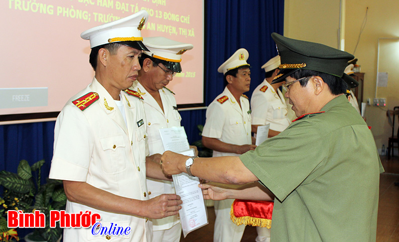 13 thượng t&aacute; c&ocirc;ng an được thăng qu&acirc;n h&agrave;m đại t&aacute;