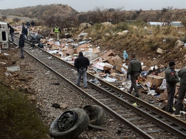  Ít nhất 10 người thiệt mạng trong vụ xe buýt đâm vào tàu hỏa