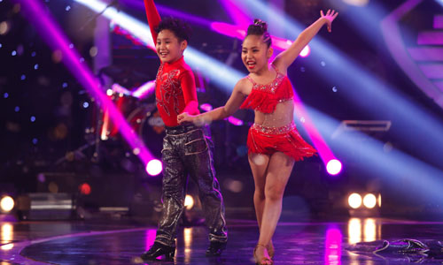 Cặp song sinh và nhóm 4 chị em bước tiếp vào chung kết Tìm kiếm tài năng