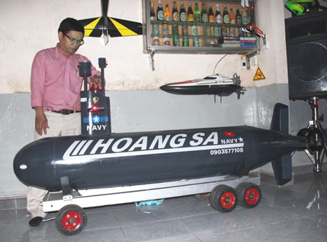 Người công nhân chế tạo thành công mô hình tàu ngầm mang tên Hoàng Sa