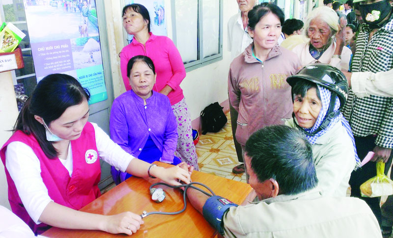 Khám chữa bệnh miễn phí cho đồng bào nghèo Bù Đốp