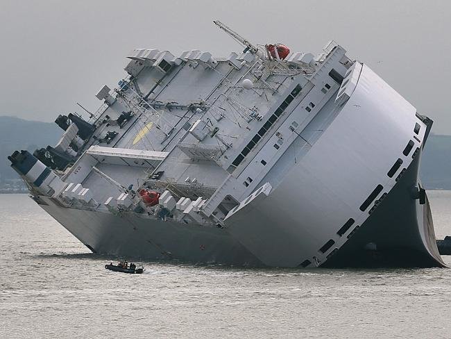 Tàu Singapore chở 1.400 siêu xe bị nghiêng 45 độ 