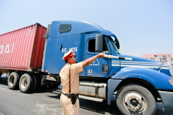 Thủ tướng yêu cầu điều tra tiêu cực tại trạm cân, bảo kê xe quá tải