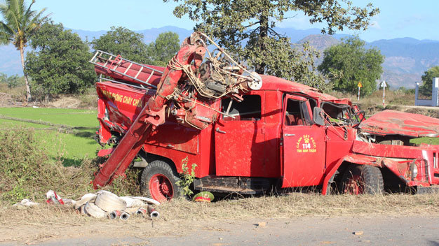 Lật xe cứu hỏa, bảy chiến sĩ bị thương nặng