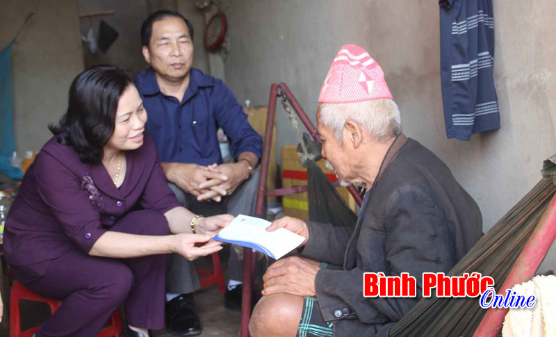 Phó Chủ tịch Ủy ban Trung ương MTTQVN tặng quà hộ nghèo xã Phú Riềng