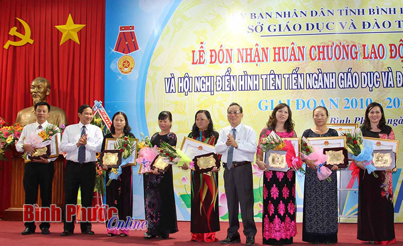 Sở GD-ĐT đón nhận Huân chương Lao động hạng Nhì