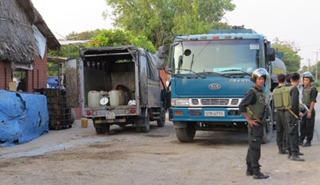 Bắt đường d&acirc;y trộm xăng dầu m&aacute;y bay quy m&ocirc; lớn