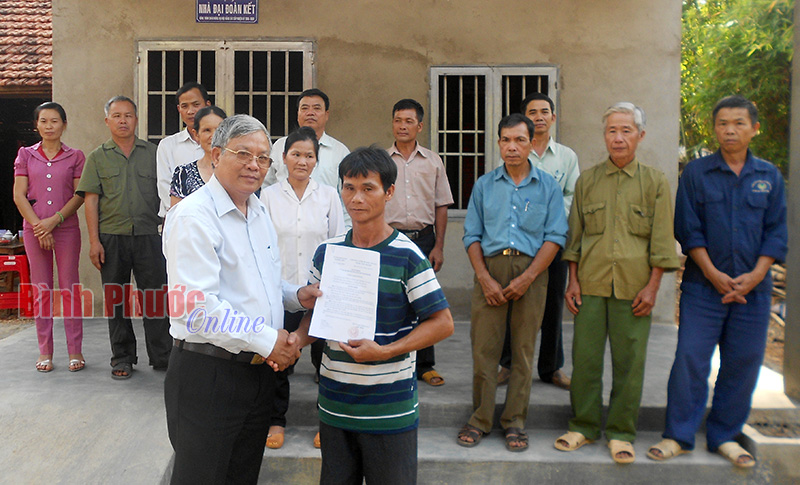 Đồng Tiến b&agrave;n giao c&ocirc;ng tr&igrave;nh ch&agrave;o mừng đại hội Đảng c&aacute;c cấp