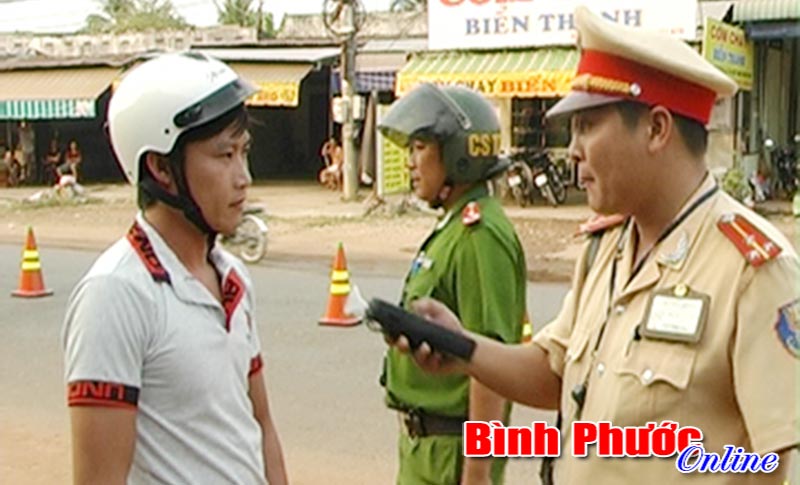 C&ocirc;ng an Chơn Th&agrave;nh ra qu&acirc;n kiểm tra, xử l&yacute; vi phạm nồng độ cồn