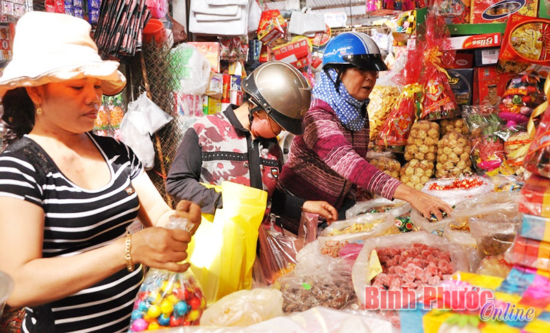 Hàng hóa dồi dào, người tiêu dùng “đủng đỉnh”