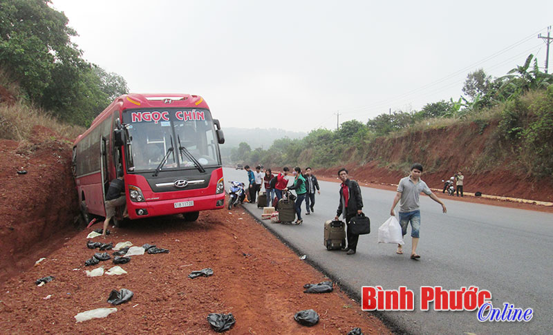 Xe khách mất thắng trên QL14, nhiều người thoát nạn