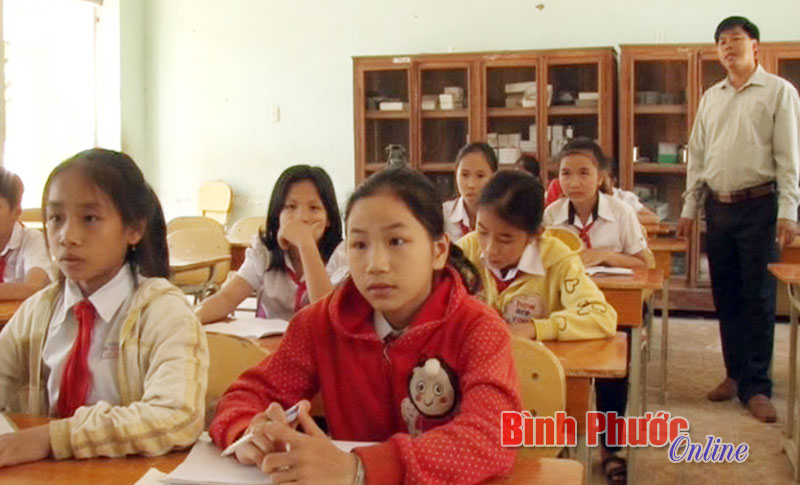 Thầy hiệu trưởng dạy th&ecirc;m miễn ph&iacute; cho học sinh