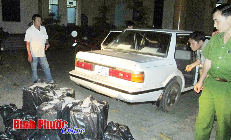 Bắt giữ một xe du lịch vận chuyển thuốc l&aacute; lậu