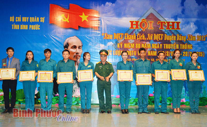 Thi &ldquo;nam d&acirc;n qu&acirc;n tự vệ thanh lịch - nữ d&acirc;n qu&acirc;n tự vệ duy&ecirc;n d&aacute;ng&rdquo;