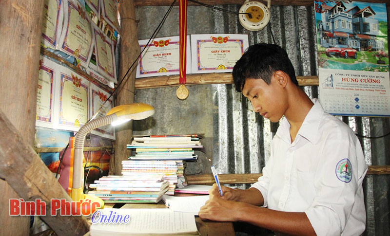 Cậu học trò nghèo hiếu học, mê thể thao gian nan đường đến trường