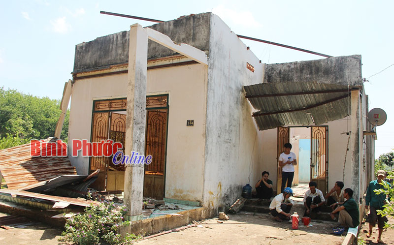 Mưa lớn, lốc xoáy tàn phá xã Minh Lập