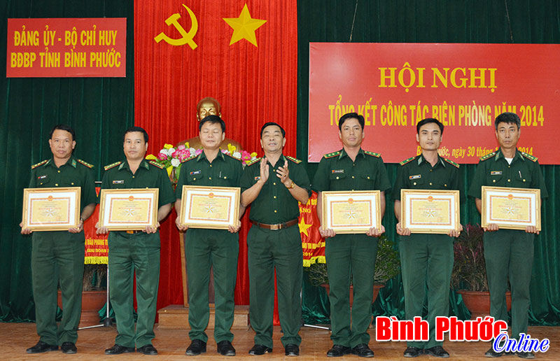 Bộ đội bi&ecirc;n ph&ograve;ng: Nhận cờ thi đua quyết thắng 2009-2014
