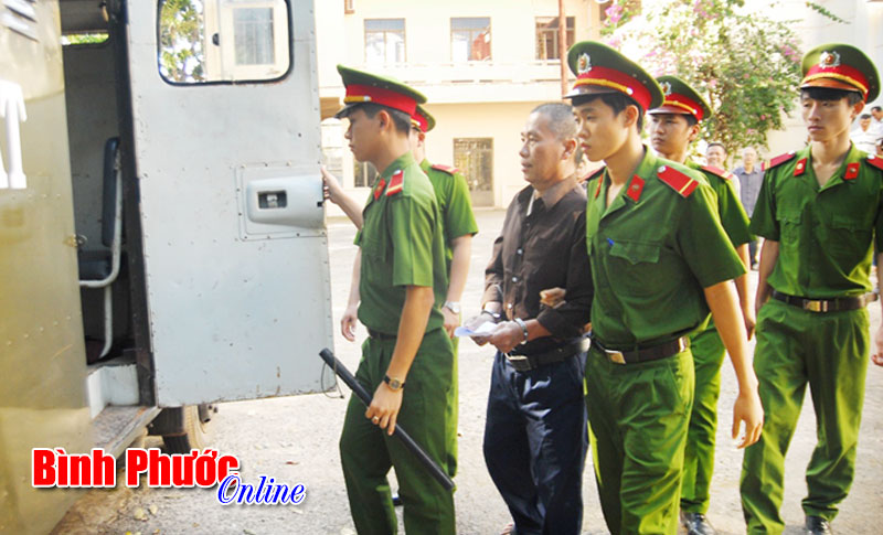 Vụ ch&eacute;m c&aacute;n bộ thuế ở x&atilde; Tiến Hưng: Nhiều nh&acirc;n chứng quan trọng vắng mặt, tạm ho&atilde;n phi&ecirc;n t&ograve;a