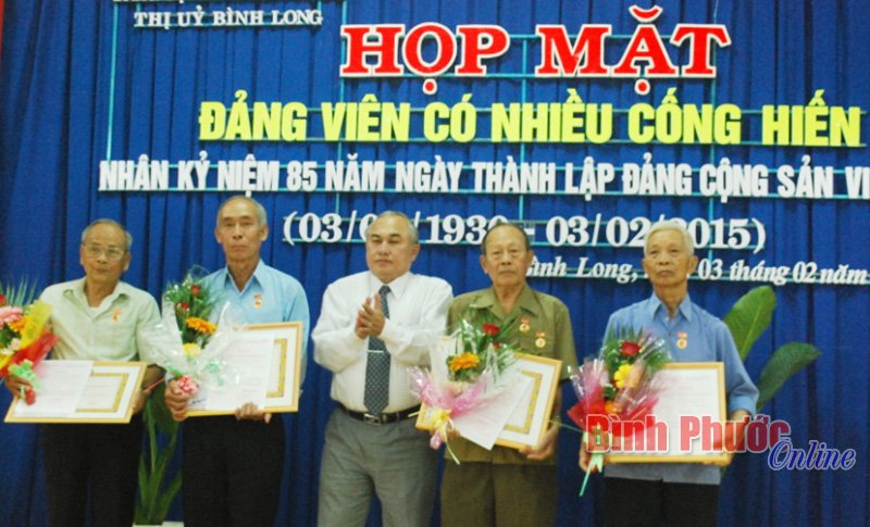 B&igrave;nh Long họp mặt đảng vi&ecirc;n c&oacute; nhiều cống hiến