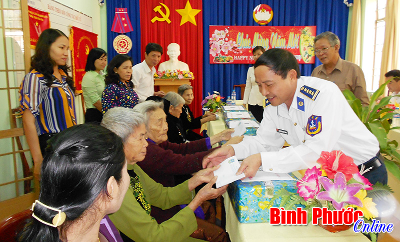 Bộ Tư lệnh V&ugrave;ng Cảnh s&aacute;t biển 2 thăm, ch&uacute;c tết tại B&igrave;nh Phước