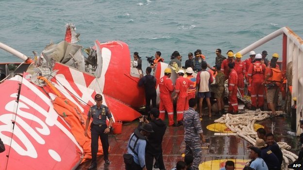 Indonesia dừng trục vớt thân máy bay AirAsia 