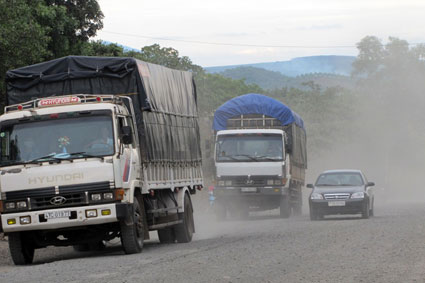 Đến tết Nguy&ecirc;n đ&aacute;n 2015 thảm nhựa lớp 1 một b&ecirc;n to&agrave;n tuyến QL13